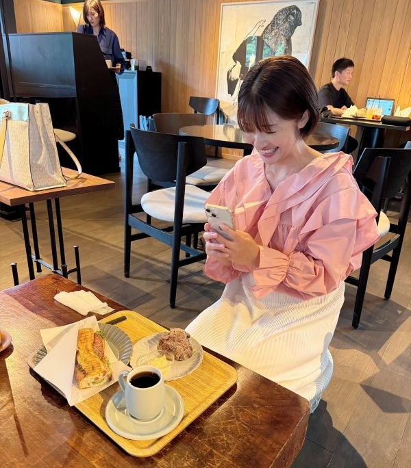 モーニングを楽しむ女性