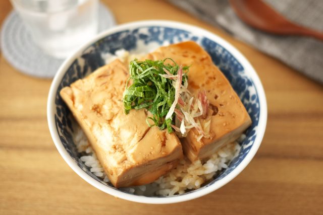 「軽いのに満たされる」食べ過ぎリセット！豆腐丼朝ごはんレシピ3選