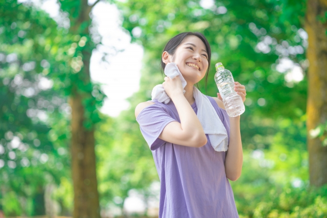 「汗をかけば痩せる」は勘違い？夏のダイエットの落とし穴