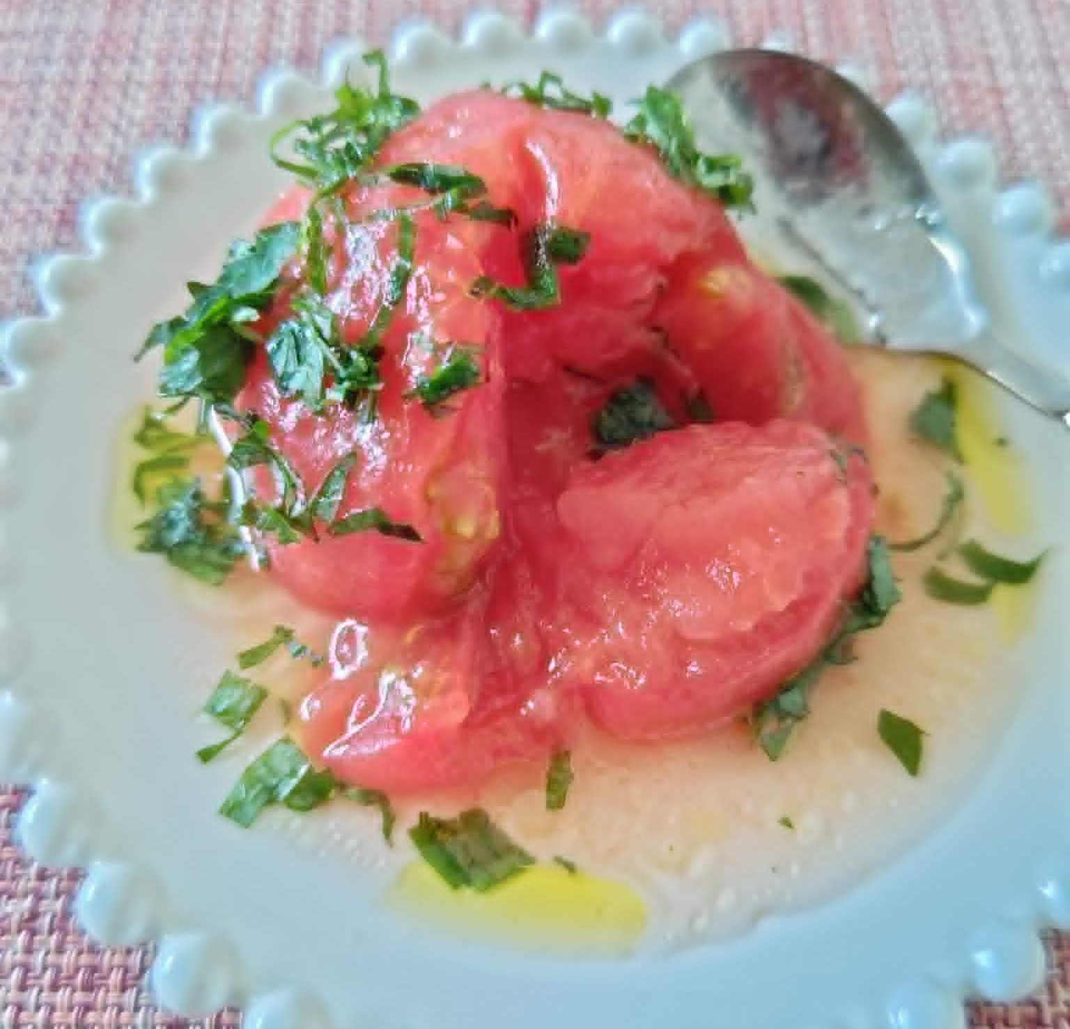 夏のトマトは丸ごと冷凍！2分で作れる「丸ごとトマトのサラダ」