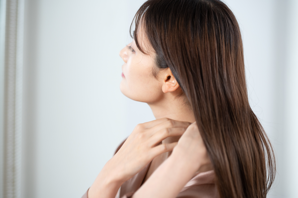 「見た目年齢」は髪で変わる！？髪がパサつく原因とツヤを取り戻す対策