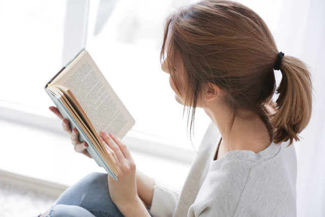 「週末を家で過ごす」を英語で言うと？