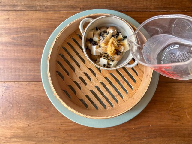 味噌と水を入れる