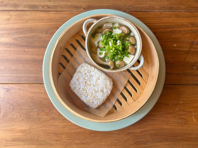 ご飯と味噌汁の材料をいれたせいろ