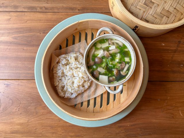 具だくさん味噌汁とごはんの和朝食