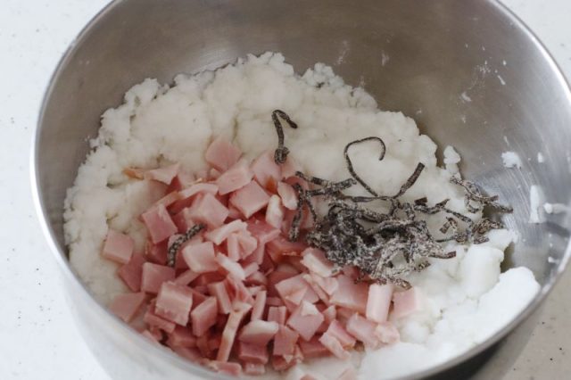 ボウルに入ったハムとはんぺんと塩昆布