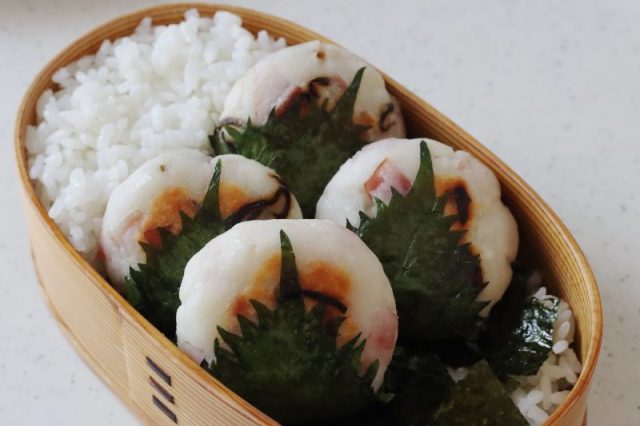 ご飯と主菜を詰めたお弁当