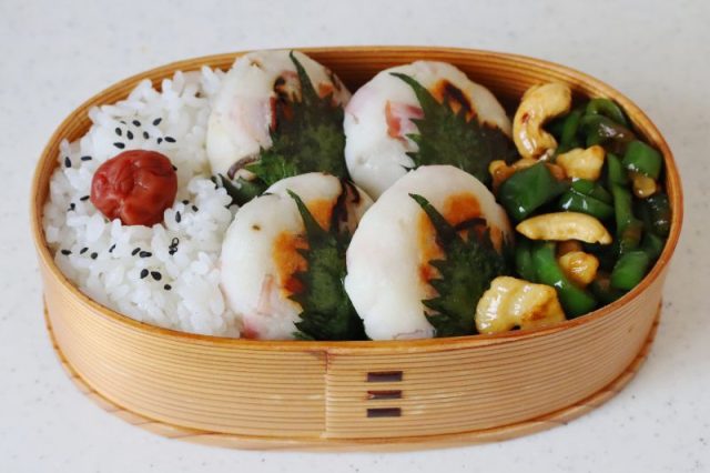 「ハムと大葉のはんぺんバーグ」「ピーマンとナッツの甘辛炒め」2品弁当