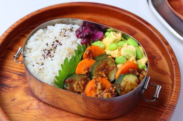 「ズッキーニのキーマカレー」「枝豆卵」2品弁当