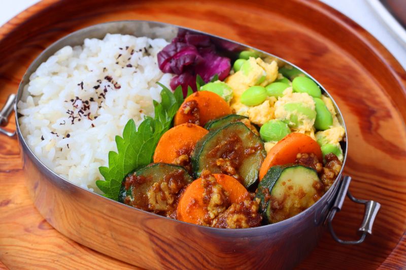 主菜も副菜もレンジで！「ズッキーニのキーマカレー」「枝豆卵」2品弁当