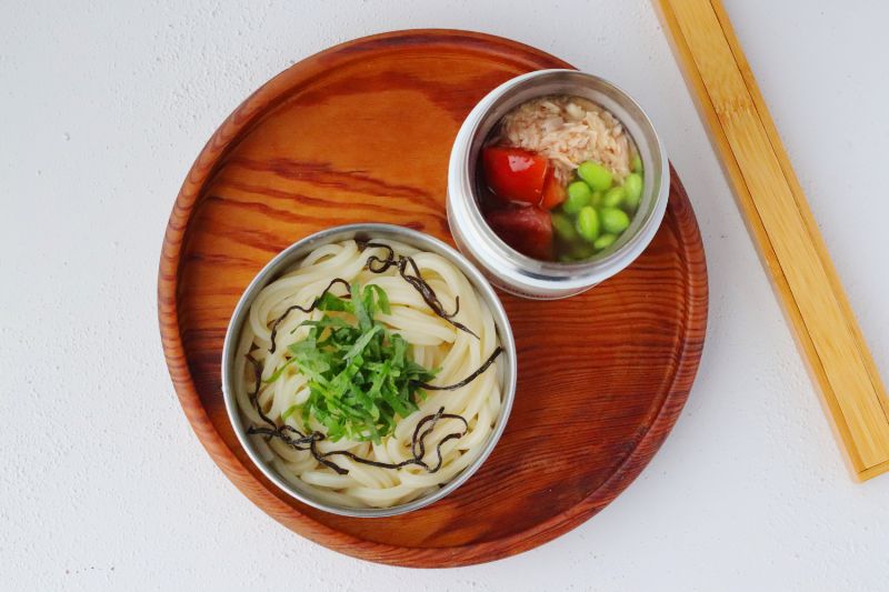 ひんやりつるん♪火を使わない「ツナトマ冷製カレーつゆ」「大葉塩昆布うどん」2品弁当