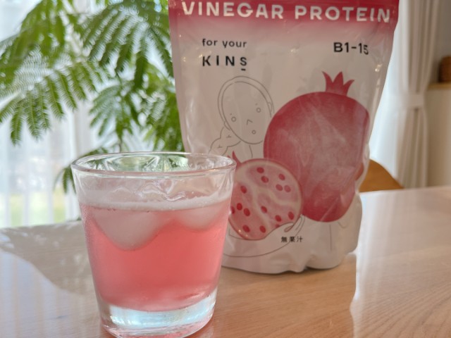 1杯でたんぱく質約12g！水でさっぱり飲める「KINS ビネガープロテイン」