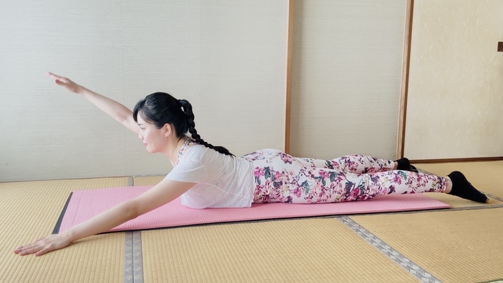 夏服の後ろ姿に差がつく！うつ伏せでできる「背中すっきり」ピラティス