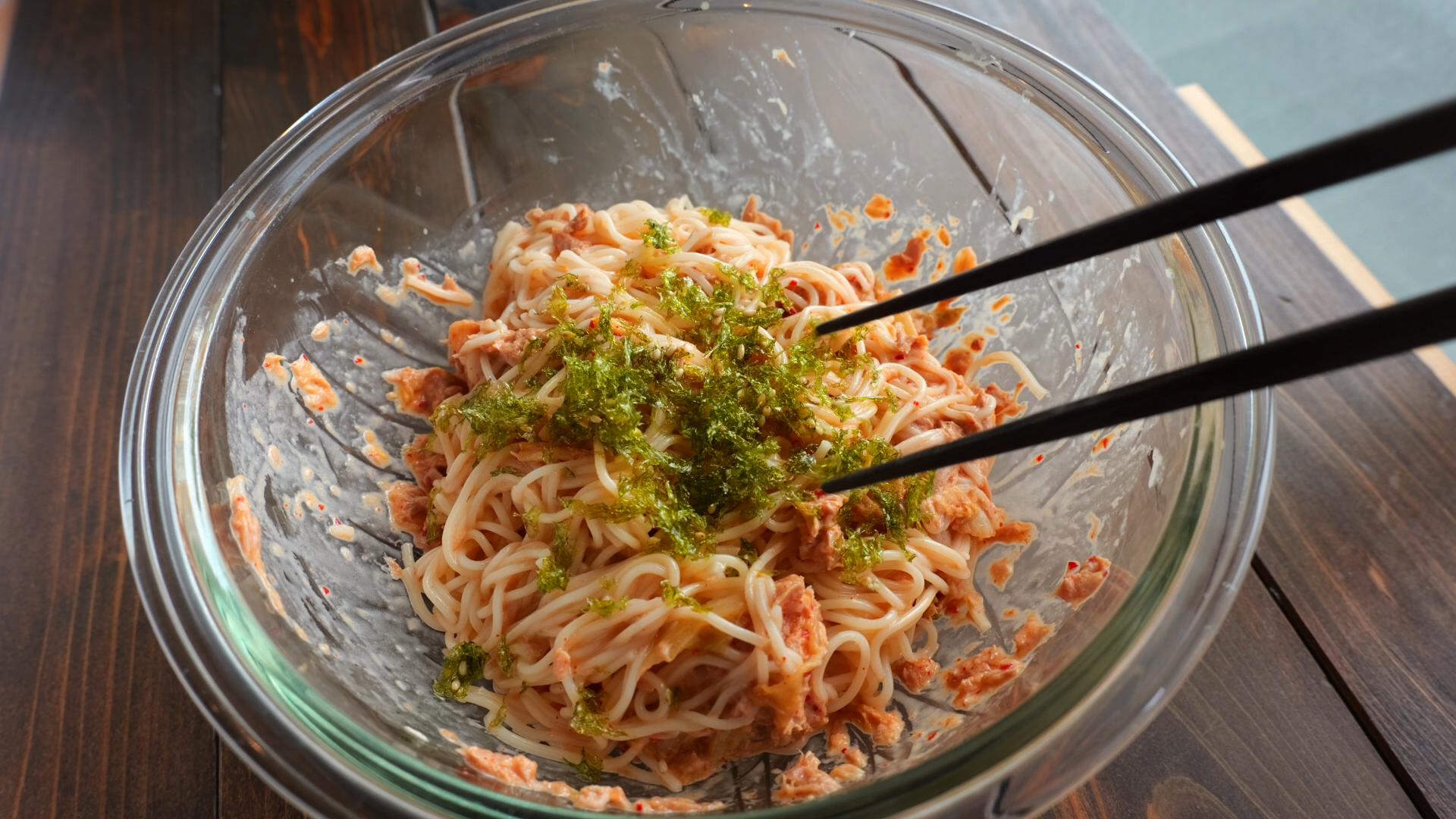 茹でて和えるだけ！ボウルのまま食べる「キムマヨそうめん」の作り方