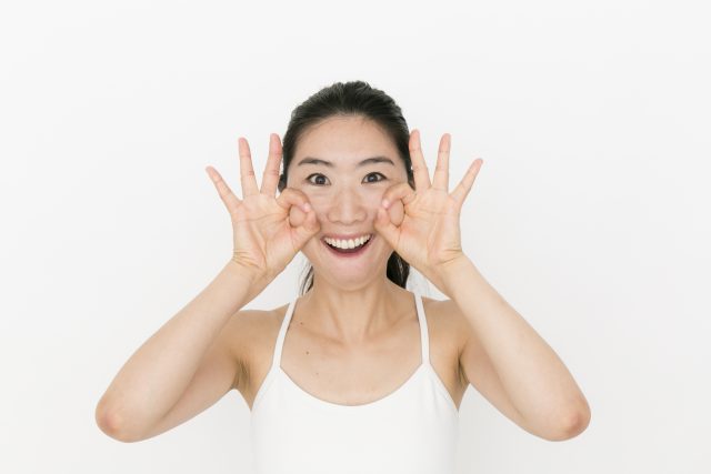 頬に手を当てた表情筋トレーニング
