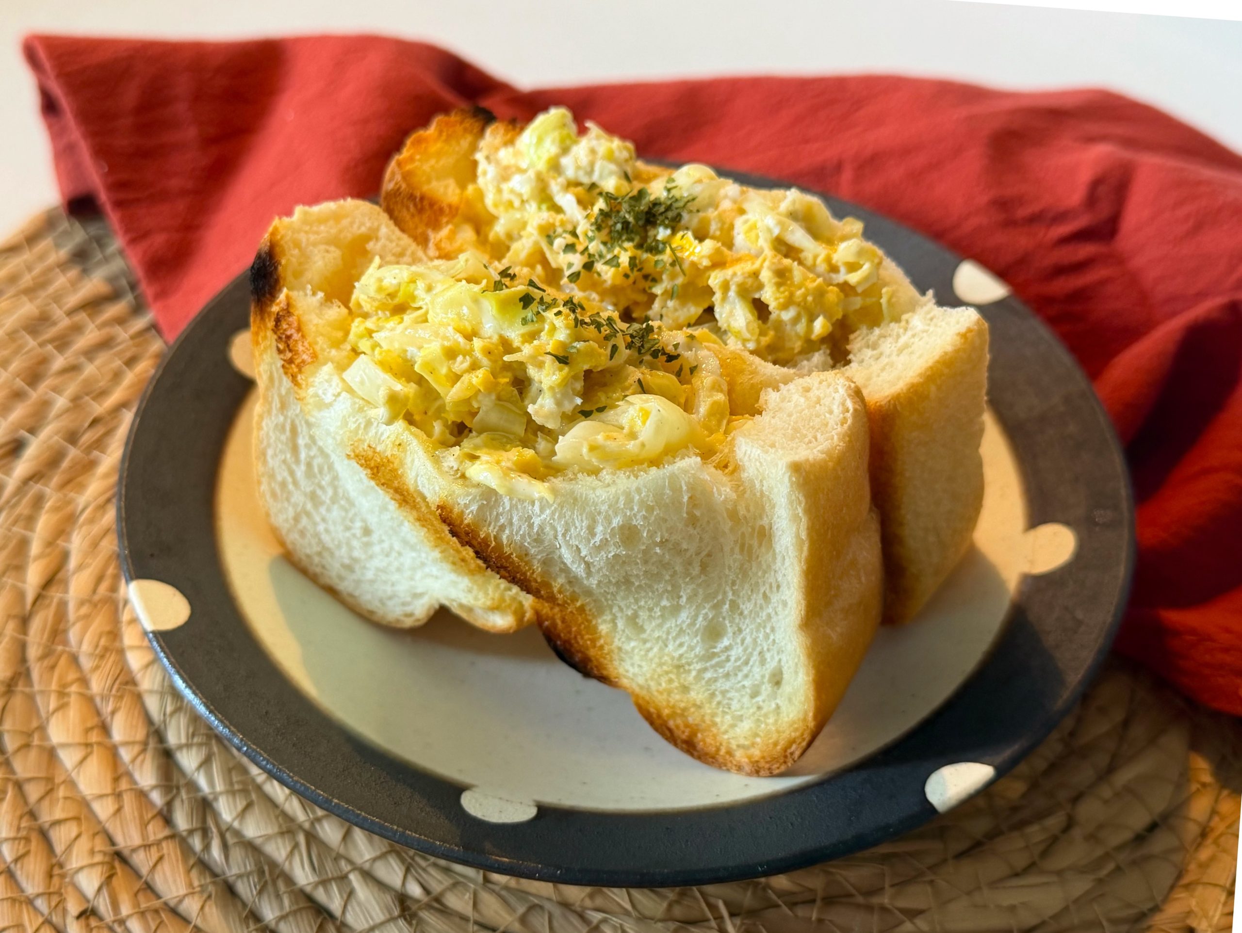 少ない材料でボリューム満点！レンジで簡単「キャベたまポケットサンド」