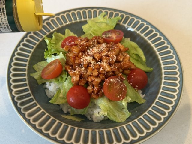 粉チーズをかける