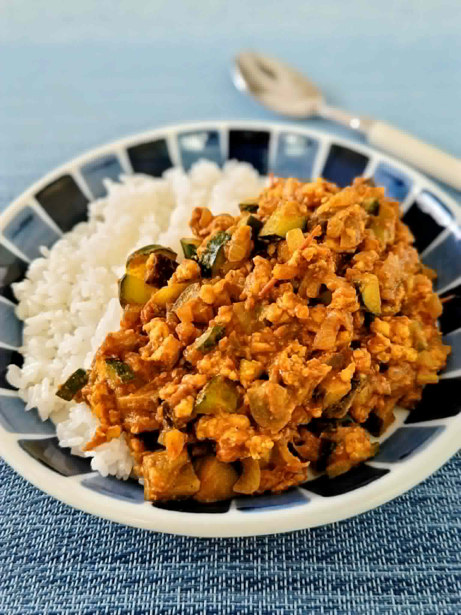 冷蔵庫の残り野菜でOK！焼肉のたれで簡単「夏野菜キーマカレー」