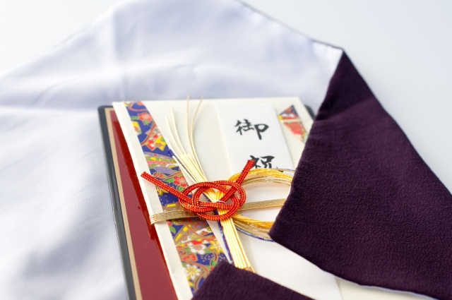 開く向きは右？左？知っておきたい「袱紗」のマナー