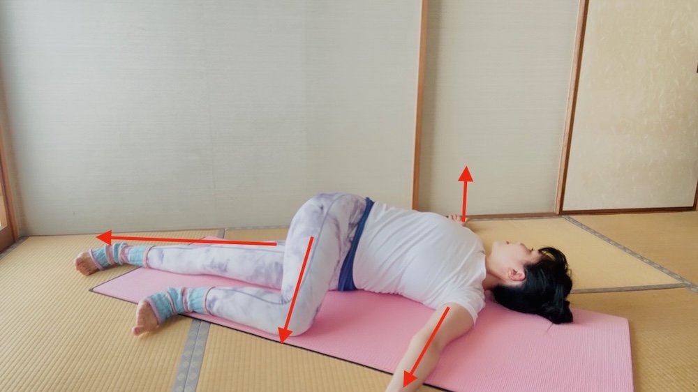 寝たまま左右5回！「伸び×ツイスト」で全身をほぐす簡単ピラティス