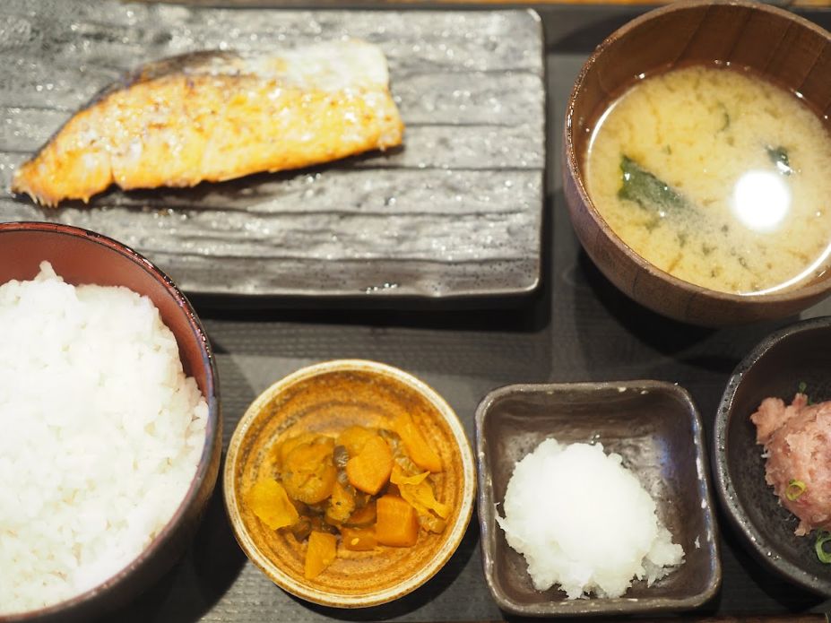 朝から焼き魚定食が600円台!「しんぱち食堂」で味わうコスパ抜群モーニング