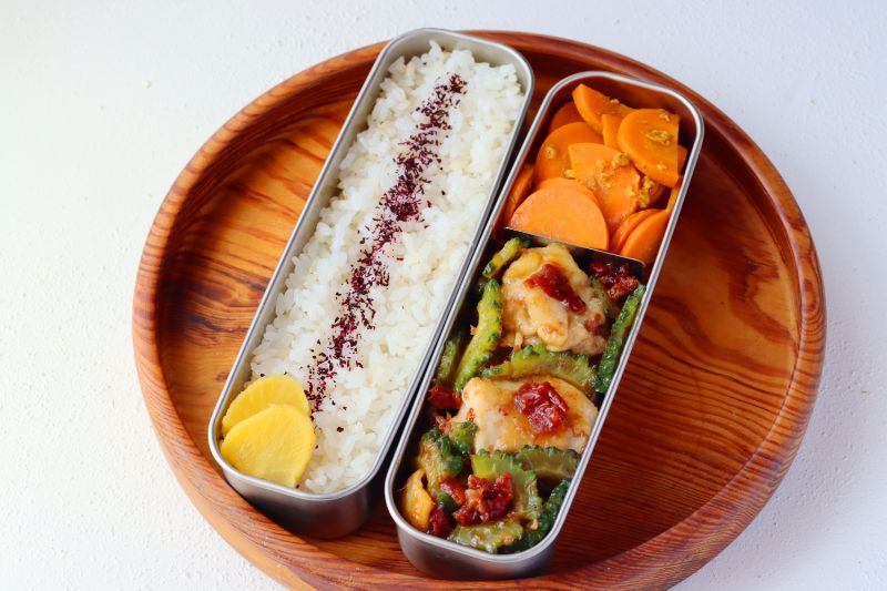 甘辛×梅でごはんが進む！「鶏とゴーヤの梅照り焼き」「にんじんカレー味噌」2品弁当