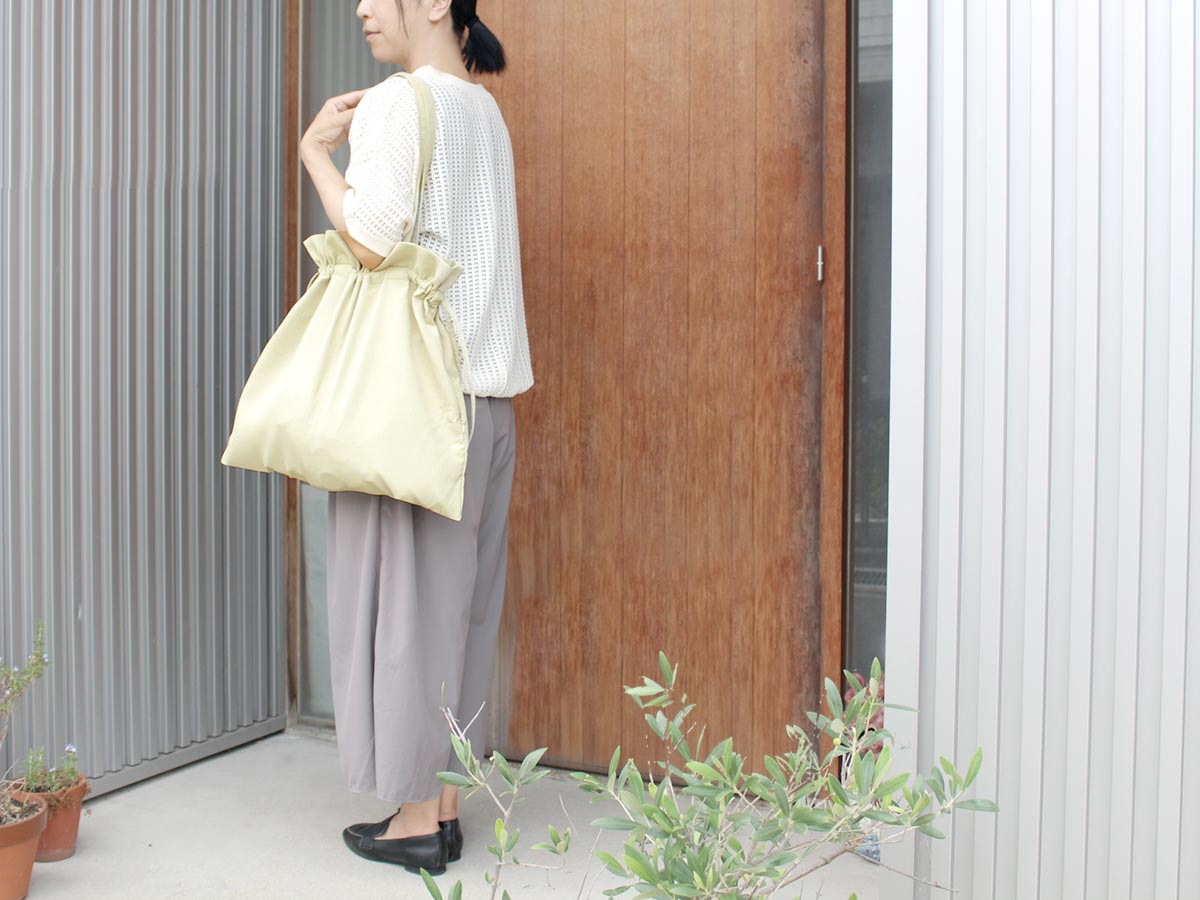 夏にかさばる荷物をまとめてキュッ！2個持ちにも便利な「旅上手になれる巾着サブバッグ」
