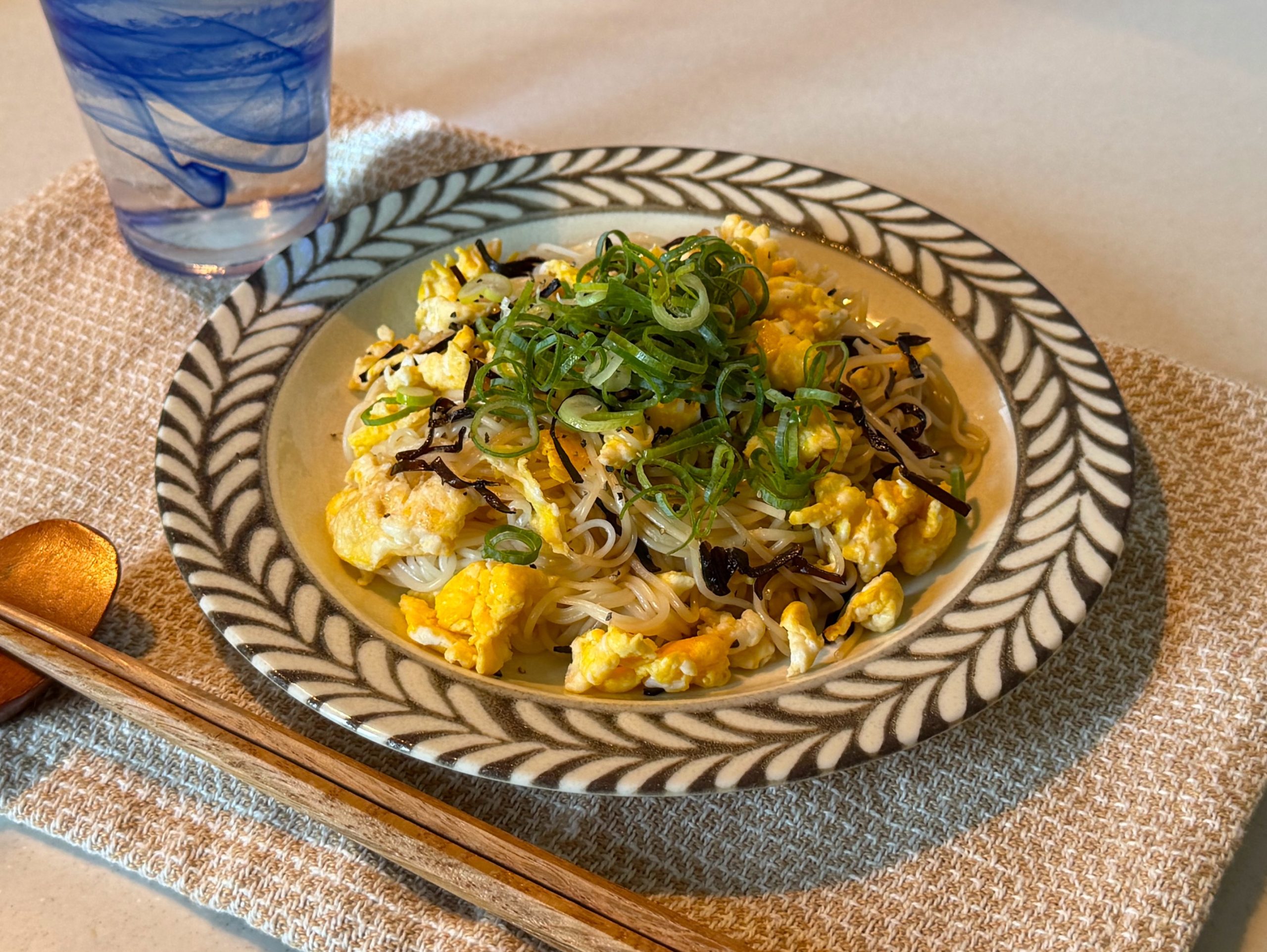 夏のそうめん消費に♪包丁いらず「卵と塩昆布の焼きそうめん」