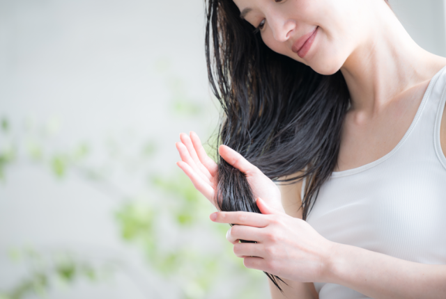髪のトリートメントをする女性