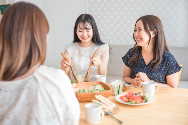 取り分ける=気が利く？印象美人が意識する「外食マナー」
