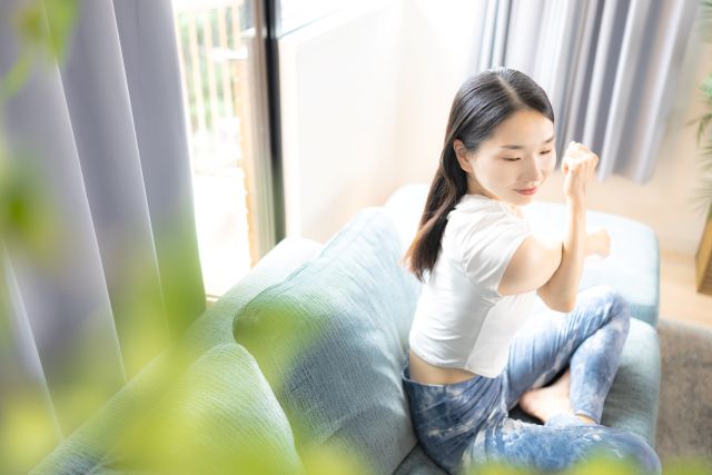 ソファに座る女性