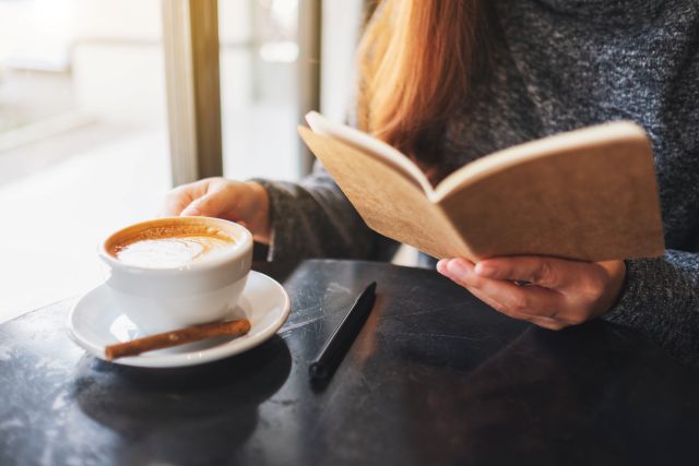 本を読みたいのに続かない…秋から始めたい「朝読書」のコツ3つ
