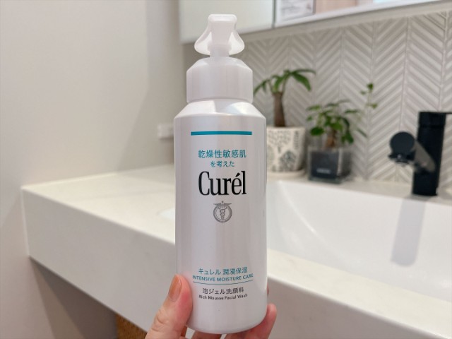 泡立て不要で皮脂汚れすっきり！「キュレル 潤浸保湿 泡ジェル洗顔料」