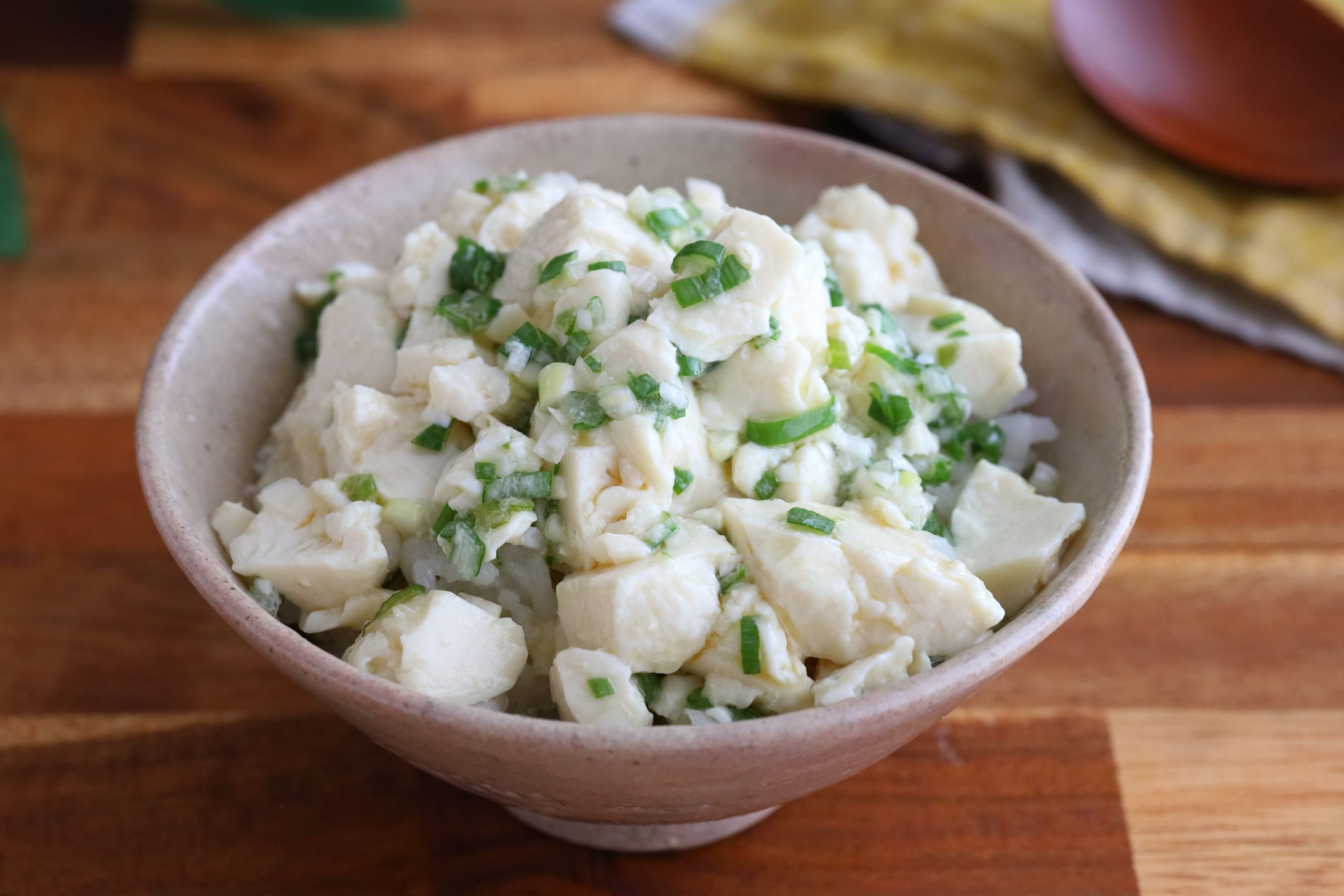 夏バテ気味の朝に！5分で和えるだけ「ねぎ塩豆腐のっけごはん」