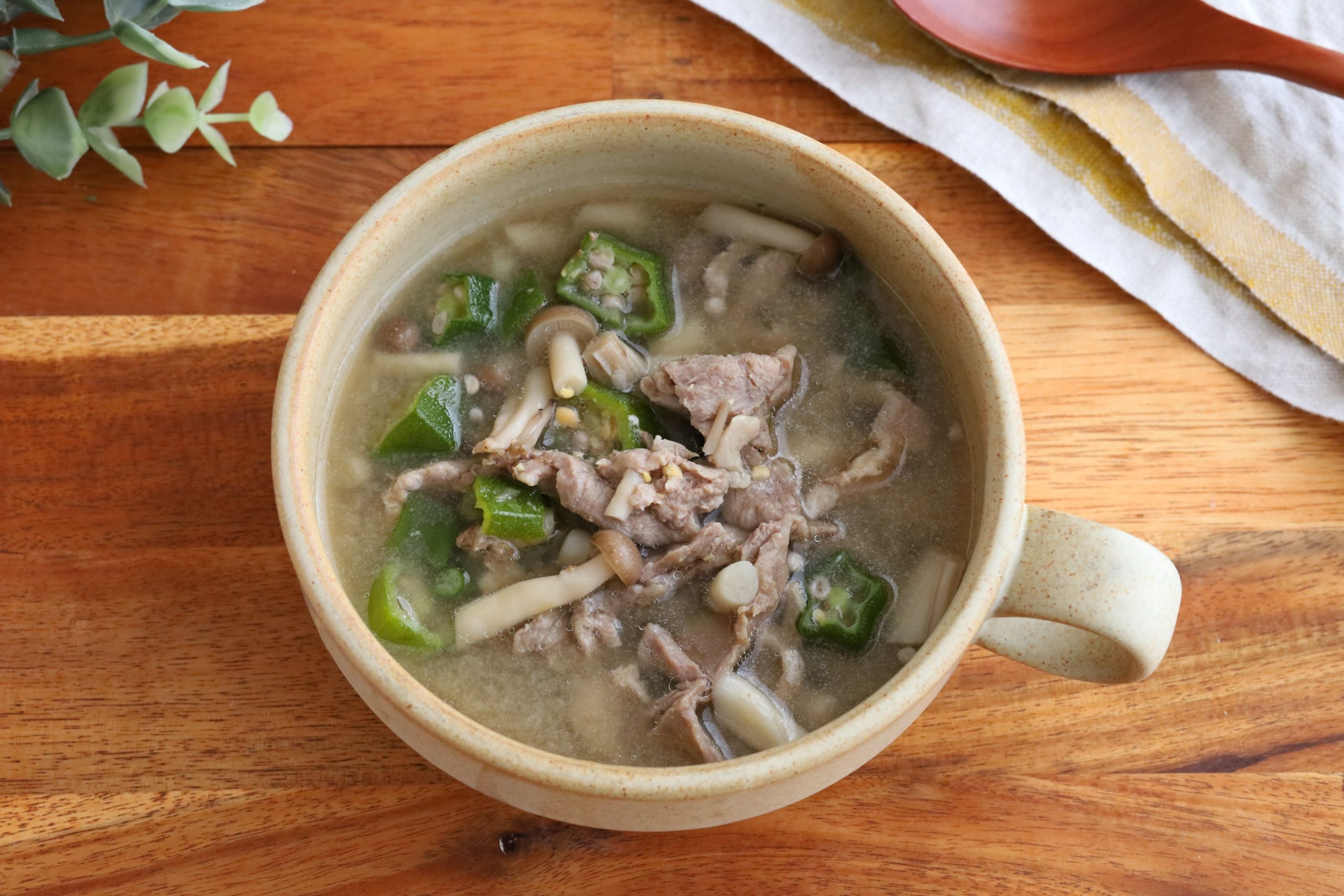 包丁いらずで簡単！「豚肉とおくらの味噌スープ」