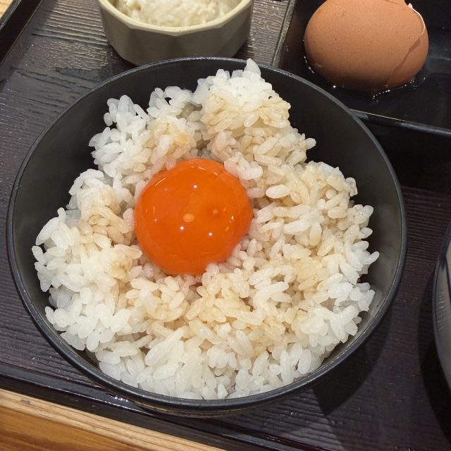 生卵をのせたごはん