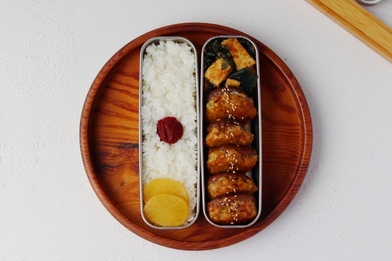 地味で滋味!「しいたけの肉詰め オイスターソース」「揚げとわかめのごま醤油」2品弁当