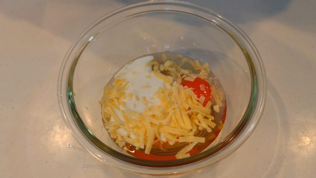 ボウルに入れたオムレツの材料