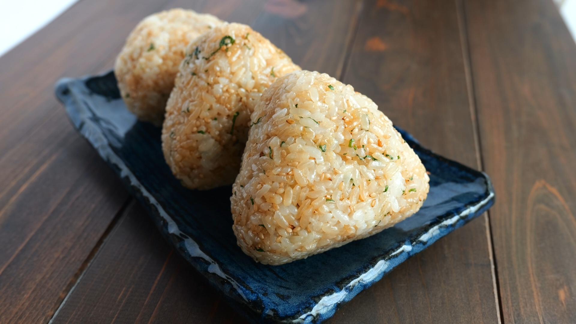 大葉が余ったらこれ！香り豊かな「大葉とごまのおにぎり」の作り方
