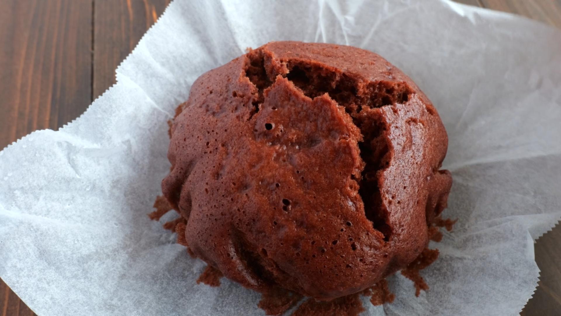 混ぜて蒸すだけ！しっとりふわふわ「チョコ蒸しパン」の作り方