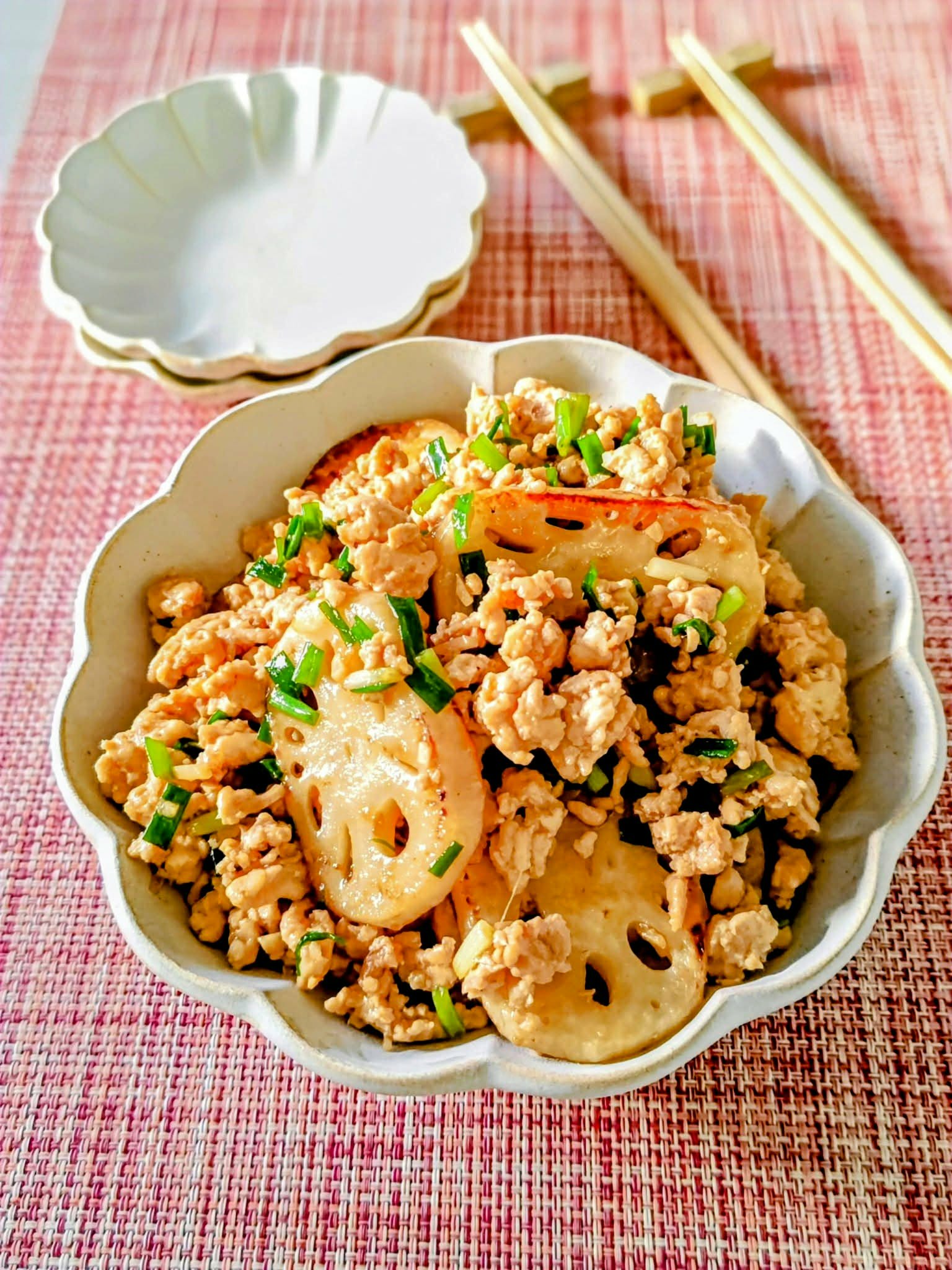 ご飯がすすむ！秋に食べたい「レンコンと鶏ひき肉のスタミナ炒め」