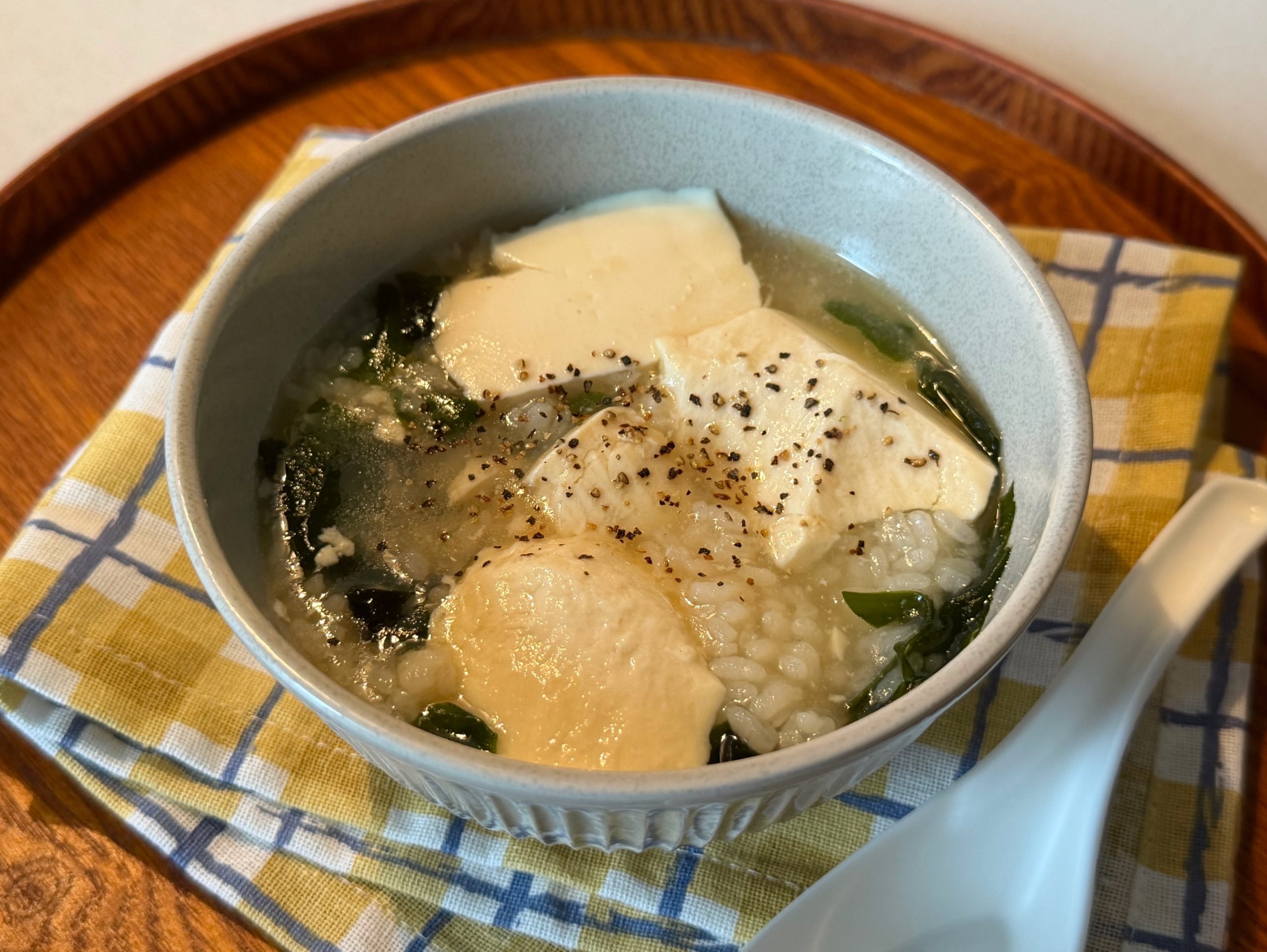 レンジで簡単！卵なしでも満足「豆腐とわかめの中華風雑炊」