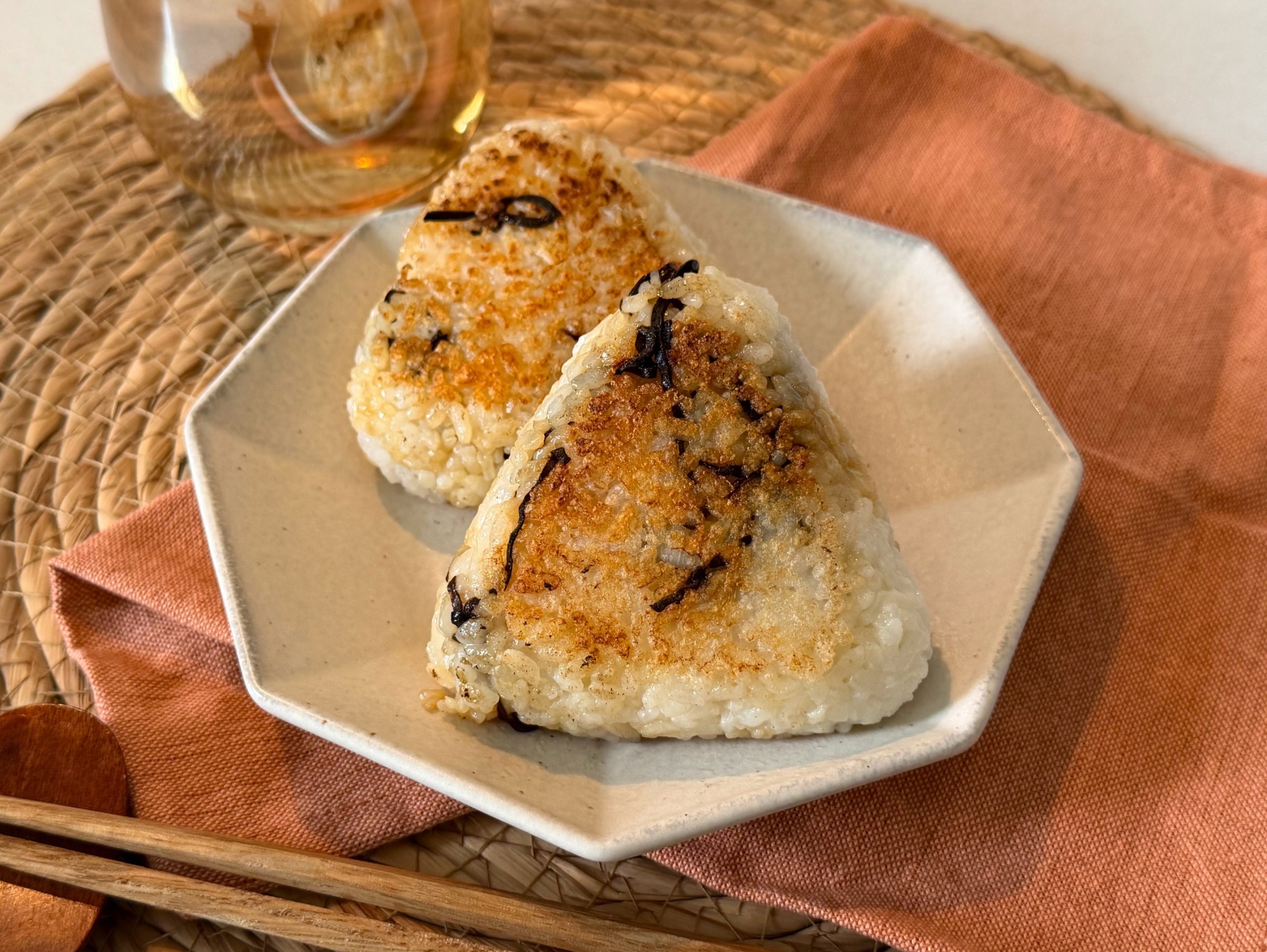 余りごはんをおいしく活用！「塩昆布バター焼きおにぎり」