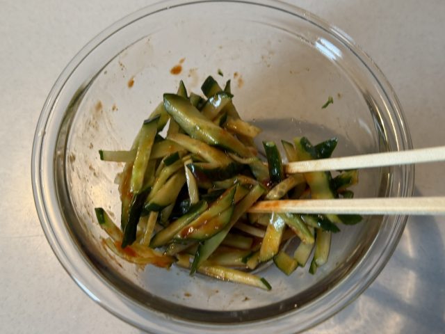 きゅうりに調味料を混ぜる様子