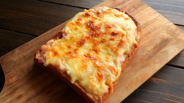 とろ～り絶品！食パンで簡単「チーズトースト」レシピ3選
