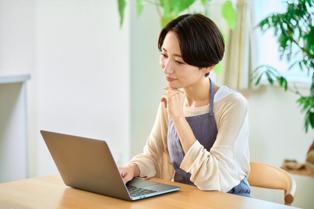 PCを見る女性