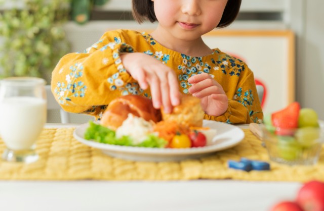 朝ごはんを食べる子ども