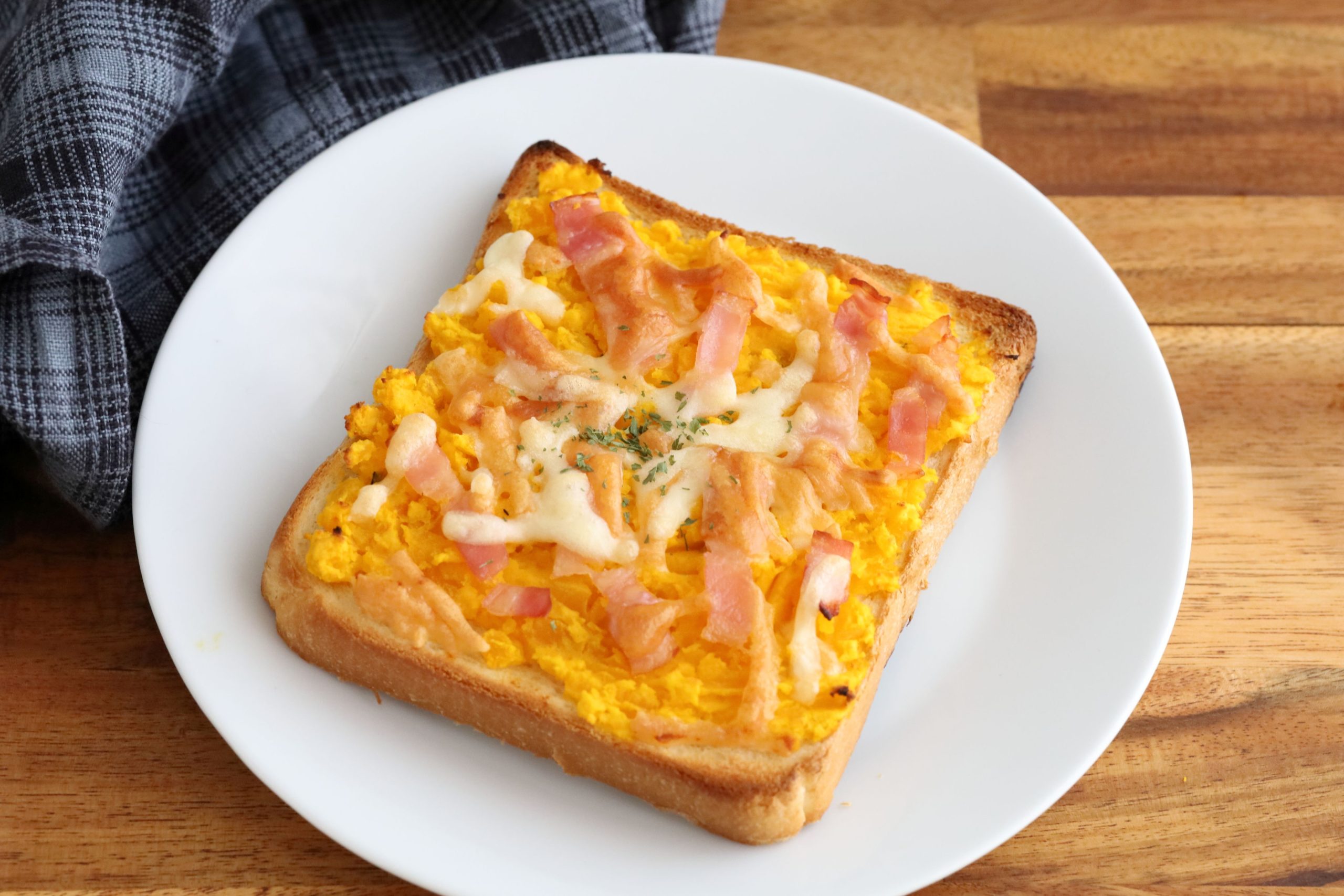 のせて焼くだけ！甘じょっぱい「かぼちゃのベーコンチーズトースト」