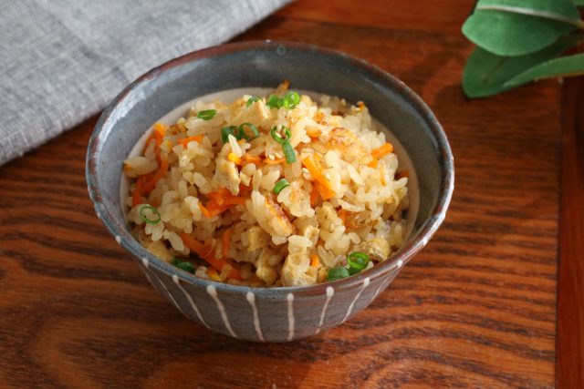 薬味ねぎといりごまをトッピングしたこぎつねごはん
