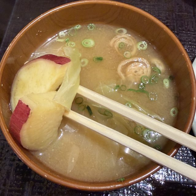 さつまいもとキャベツが入った具だくさんの味噌汁